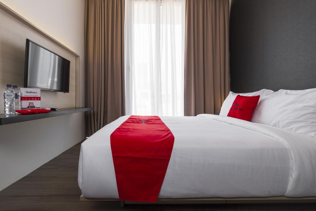 Reddoorz Plus Near Perbanas Jakarta Bagian luar foto