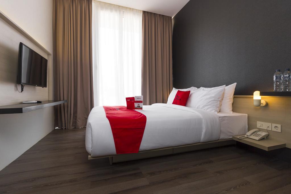 Reddoorz Plus Near Perbanas Jakarta Bagian luar foto