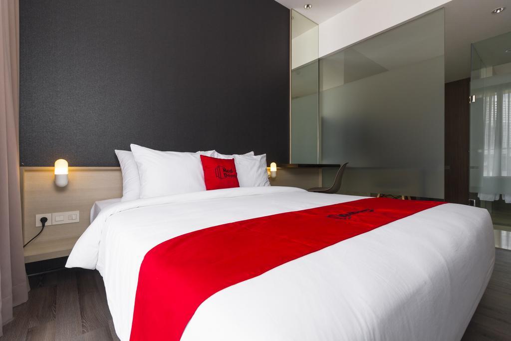 Reddoorz Plus Near Perbanas Jakarta Bagian luar foto